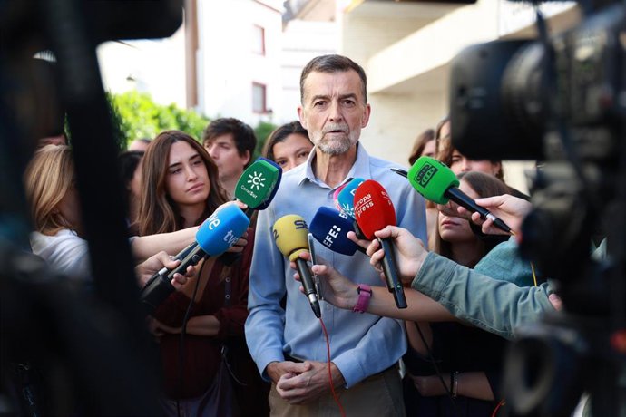 El candidato de Por Andalucía, Antonio Maíllo, atiende a los medios de comunicación en una imagen de archivo.