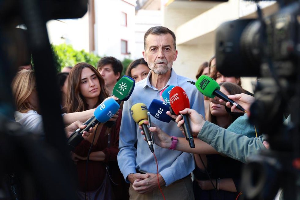 El candidato de Por Andalucía, Antonio Maíllo, atiende a los medios de comunicación en una imagen de archivo.