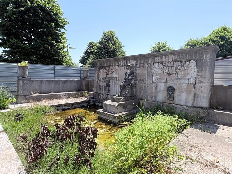 El PSOE de Santander denuncia el "abandono" del monumento fuente dedicado a Concha Espina