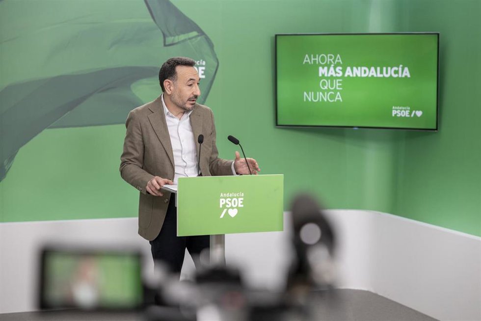 El secretario de Comunicación del PSOE-A, Fernando López Gil, en rueda de prensa.