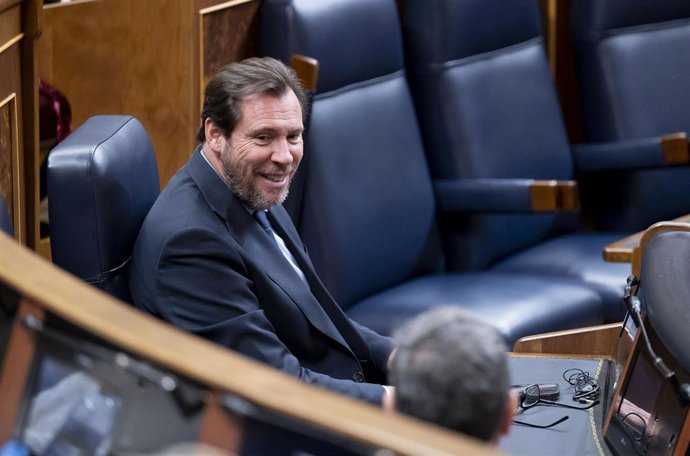 Archivo - El ministro de Transportes y Movilidad Sostenible, Óscar Puente, durante una sesión plenaria, en el Congreso de los Diputados, a 12 de febrero de 2026, en Madrid (España). El Pleno del Congreso acoge hoy el debate y la votación del dictamen de l