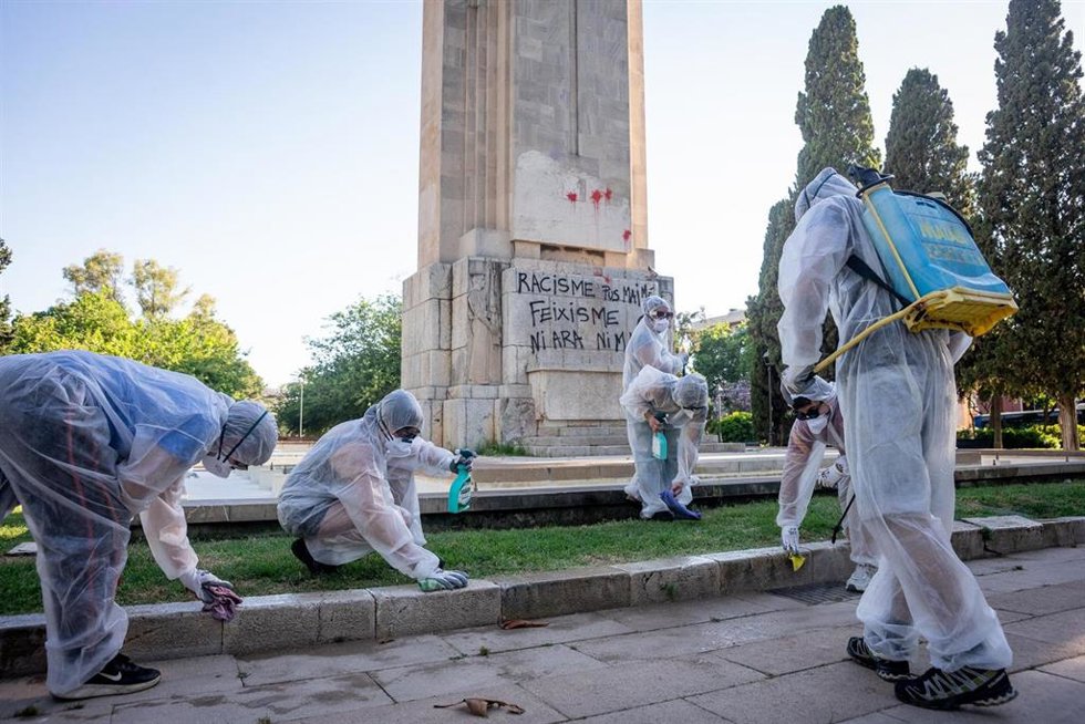 Coordinadora Antifascista 'desinfecta' el monolito de Sa Feixina tras la concentración de Núcleo Nacional.