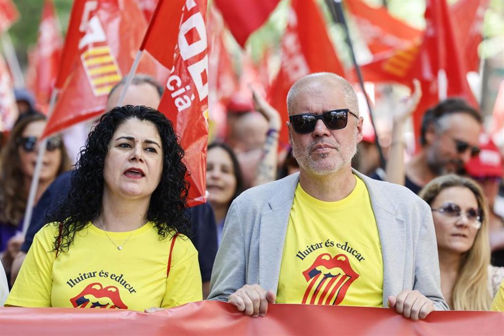 El secretario general de Comisiones Obreras, Unai Sordo, y la secretaria general de CCOO PV, Ana García, durante la atención a los medios en la marcha dentro de la jornada sindical 'Salario, techo y tiempo', a 26 de mayo de 2026, en Valencia 