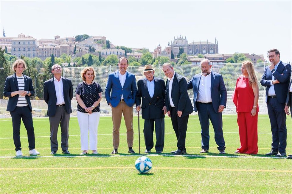 El balón echa a rodar de nuevo en el campo de Fútbol Carlos III de Toledo que luce ya el sello acreditativo de la FIFA