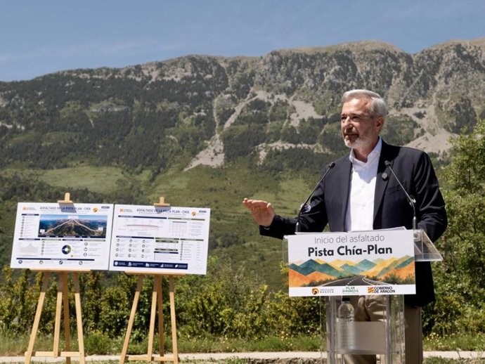 El presidente del Gobierno de Aragón, Jorge Azcón, en el inicio de la obra, que supone una inversión de 7,5 millones de euros.