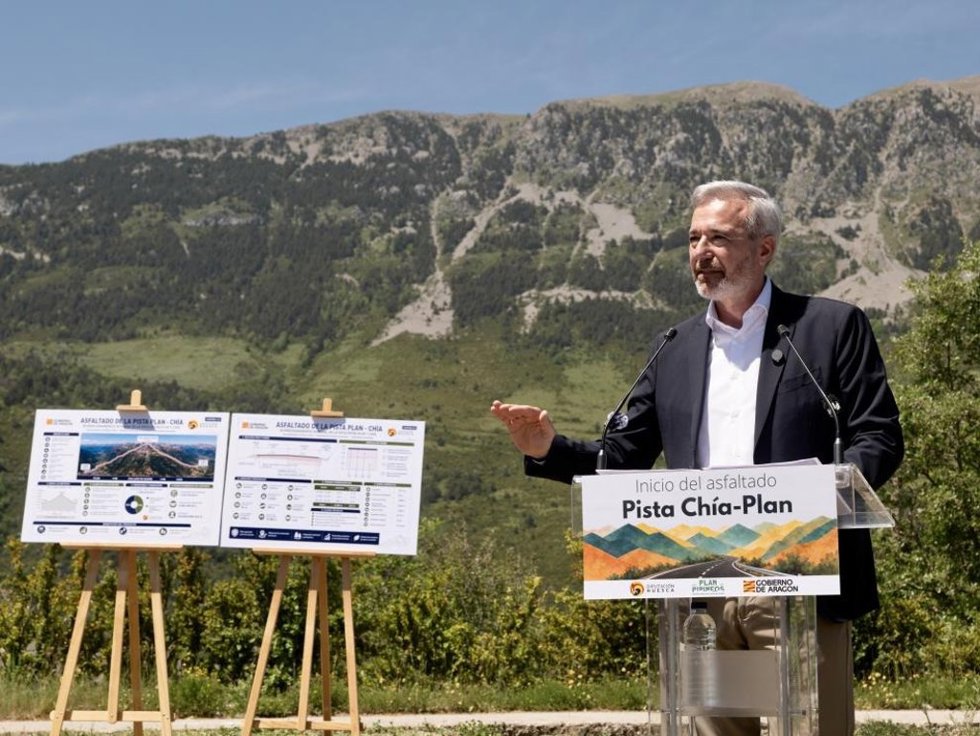 El presidente del Gobierno de Aragón, Jorge Azcón, en el inicio de la obra, que supone una inversión de 7,5 millones de euros.
