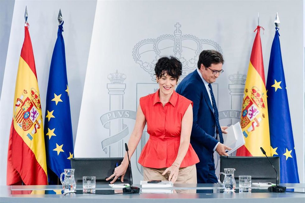 La ministra de Inclusión, Seguridad Social y Migraciones y portavoz del Gobierno, Elma Saiz, y el ministro para la Transformación Digital y de la Función Pública, Óscar López, a su llegada a la rueda de prensa posterior al Consejo de Ministros.