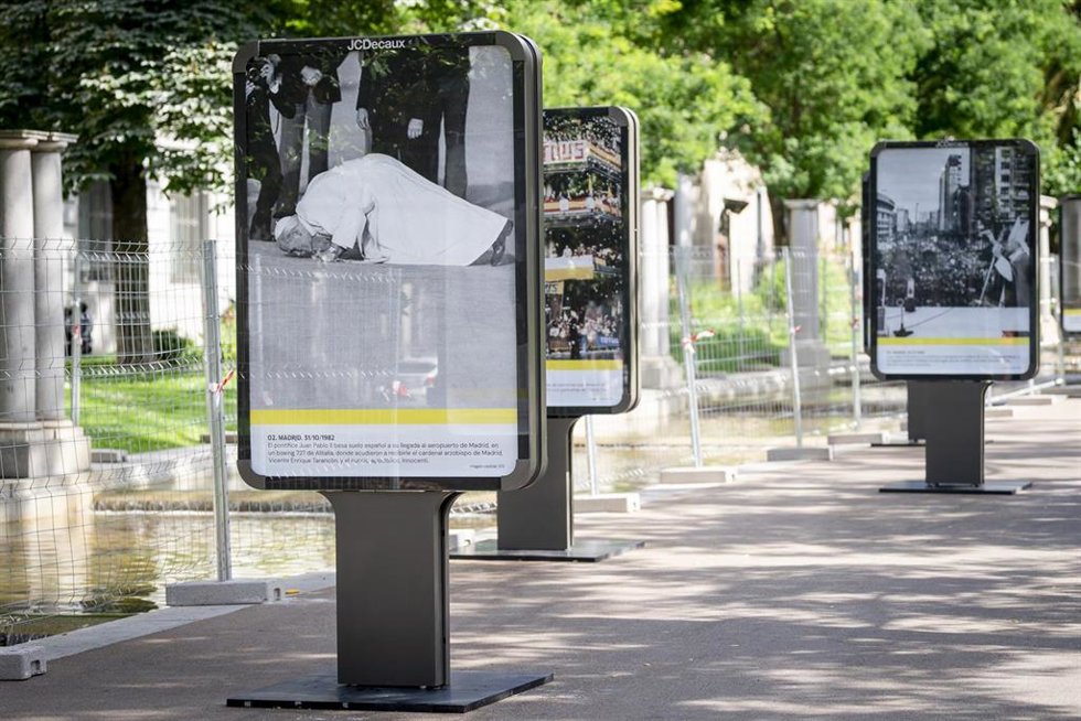 El alcalde de Madrid, José Luis Martínez-Almeida, durante el acto oficial de inauguración de la muestra al aire libre instalada en el paseo de Recoletos
