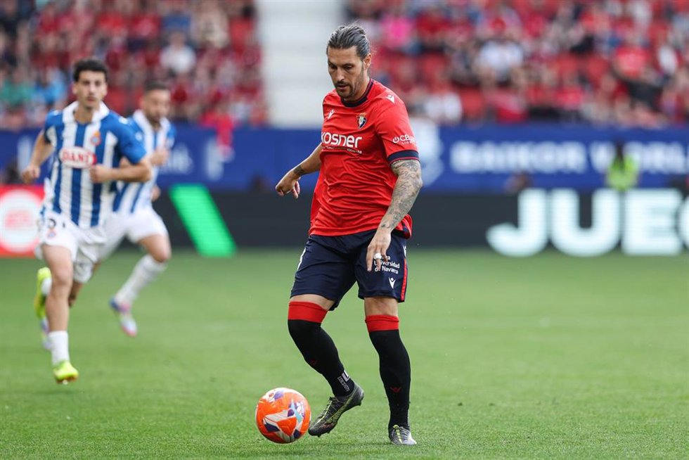 Archivo - El defensa Juan Cruz disputa un partido de LaLiga EA Sports con Osasuna.