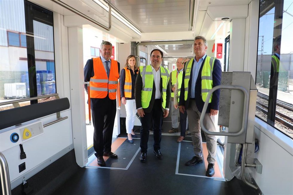 El 'president' de la Generalitat, Juanfran Pérez Llorca, visita la planta de Stadler en Albuixech (Valencia), donde se están fabricando 22 nuevos tranvías para Ferrocarrils de la Generalitat Valenciana (FGV)
