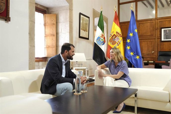 La presidenta de la Junta, María Guardiola, se reúne con el secretario general del PSOE de Extremadura, Álvaro Sánchez Cotrina