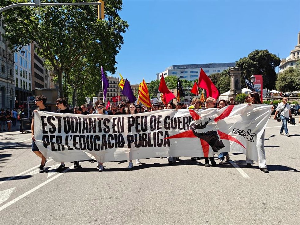 100 Estudiantes Se Manifiestan En Barcelona Para Apoyar A Los Docentes En El "Conflicto" Educativo