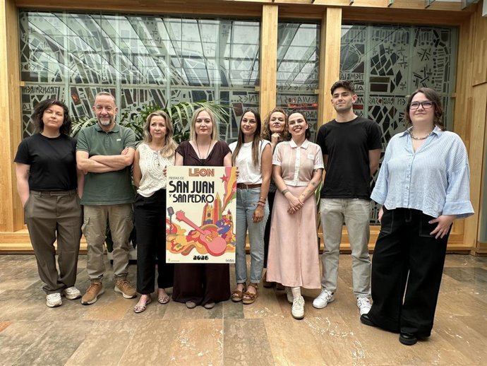 La concejala de  Comercio, Consumo y Fiestas de León, Camino Orejas, porta el cartel anunciador de las Fiestas de San Juan y San Pedro 2026 junto a los miembros del jurado.