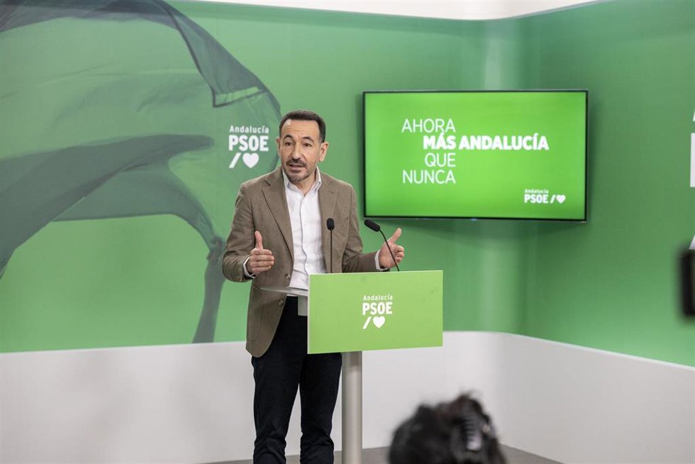 El secretario de Comunicación del PSOE-A, Fernando López Gil, en rueda de prensa.