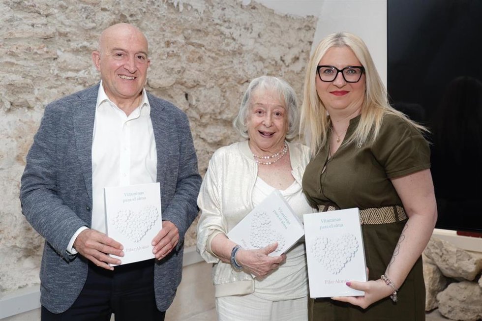 El alcalde de Valladolid, Jesús Julio Carnero, junto a la escritora Pilar Alonso, que ha presentado el libro 'Vitaminas para el alma'.