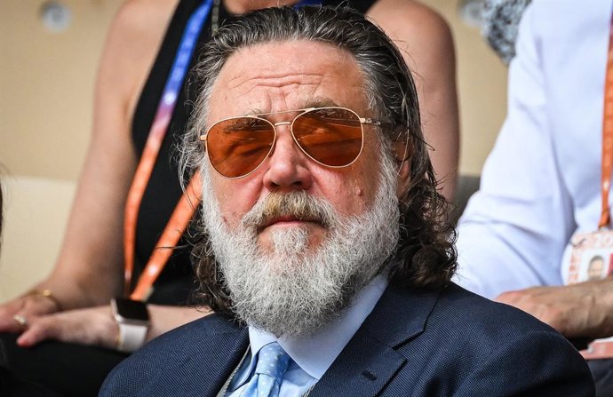 Russell Crowe avisa a unos fans en París que no le empujen: "En cuanto alguien haga el capullo, me largo"