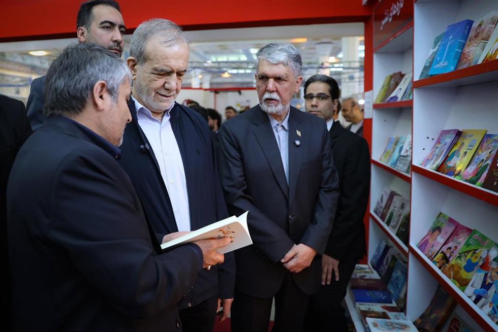 Archivo - El presidente de Irán, Masud Pezeshkian, durante un visita a la feria del libro de Teherán. 