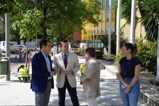 Nieto (izda.) y Bellido (2º izda.), durante su visita a obras del PFEA en Córdoba.