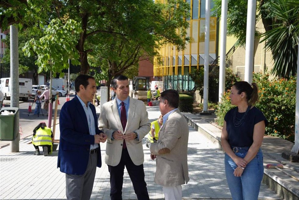 Nieto (izda.) y Bellido (2º izda.), durante su visita a obras del PFEA en Córdoba.