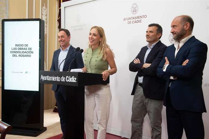 La presidenta de la Diputación, Almudena Martínez, junto al alcalde de Cádiz, Bruno Garcia, anunciando el inicio de las obras para la consolidación estructural del antiguo IES Rosario.