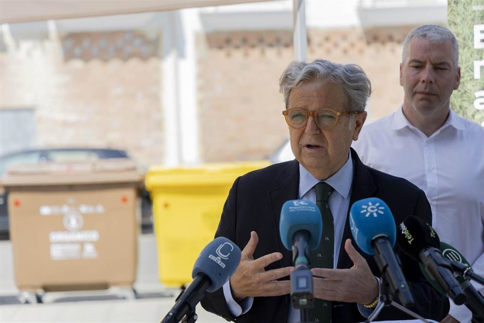 El presidente de la Diputación de Córdoba, Salvador Fuentes, informa sobre la instalación del quinto contenedor.