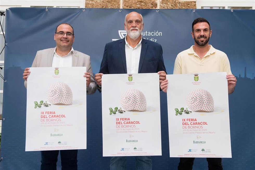 El vicepresidente segundo y responsable del Área de Desarrollo a la Ciudadanía de la Diputación de Cádiz, Javier Vidal, el alcalde de Bornos, Hugo Palomares, y los concejales de Fiestas, Adrián Hidalgo, presentan la Feria del Caracol