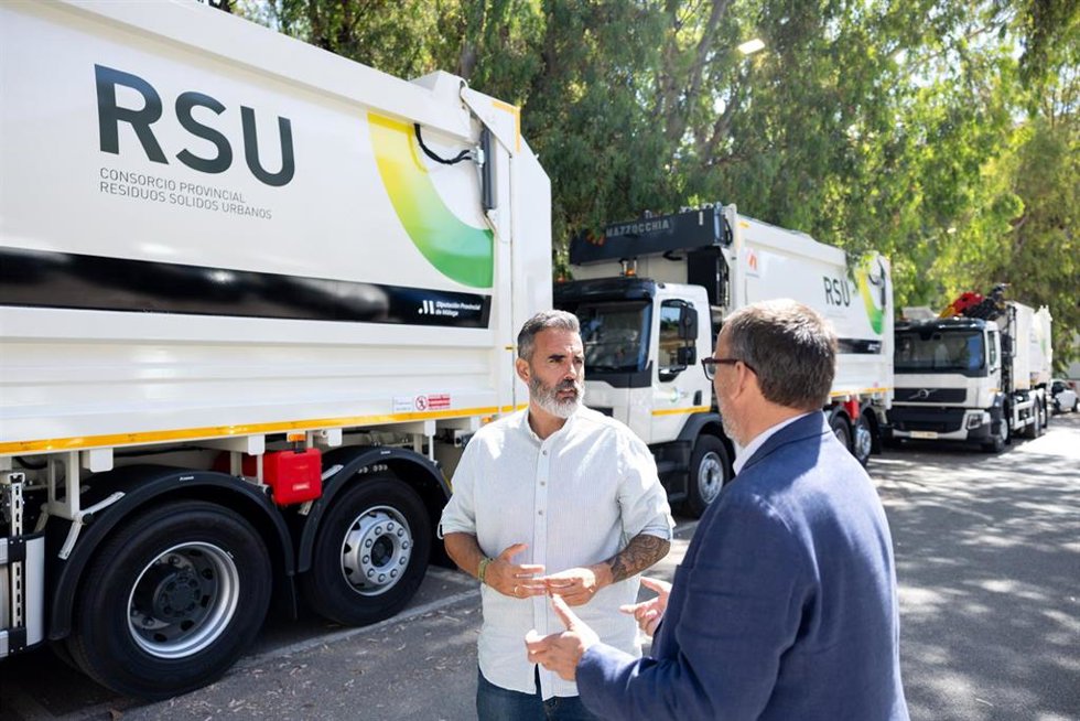 Diputado de Seguridad y Emergencias y presidente del Consorcio Provincial de Residuos Sólidos Urbanos de Málaga, Luis Rodríguez, presenta tres nuevos camiones que ha adquirido el CRSU.