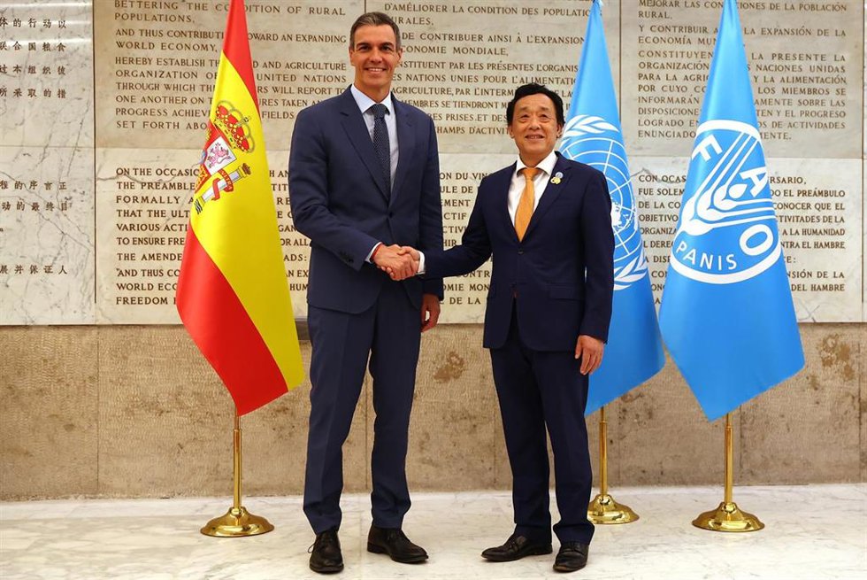 El presidente del Gobierno, Pedro Sánchez, y el director general de la FAO, Dongyu Qu, durante un encuentro en Roma de este martes.