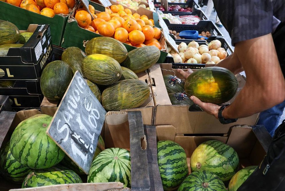 Archivo - Melones  en un mercado de la Comunidad de Madrid,  