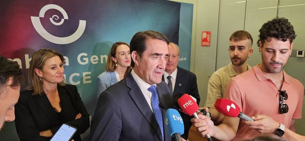 El consejero en funciones de Medio Ambiente, Vivienda y Ordenación del Territorio de Castilla y León, Juan Carlos Suárez-Quiñones, en la clausura de una jornada sobre las nuevas tendencias del hábitat y el problema de la vivienda en Valladolid