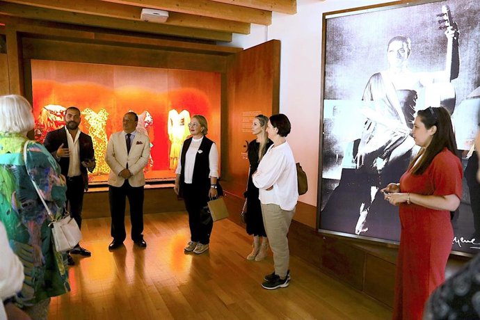El delegado de Cultura del Ayuntamiento de Jerez de la Frontera (Cádiz), Francisco Zurita, y la delegada municipal de Educación y Comercio, Nela García, junto a embajadores de la UE en el museo de Lola Flores