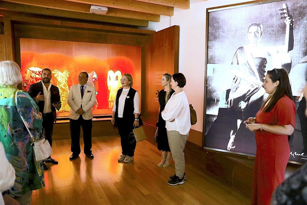 El delegado de Cultura del Ayuntamiento de Jerez de la Frontera (Cádiz), Francisco Zurita, y la delegada municipal de Educación y Comercio, Nela García, junto a embajadores de la UE en el museo de Lola Flores