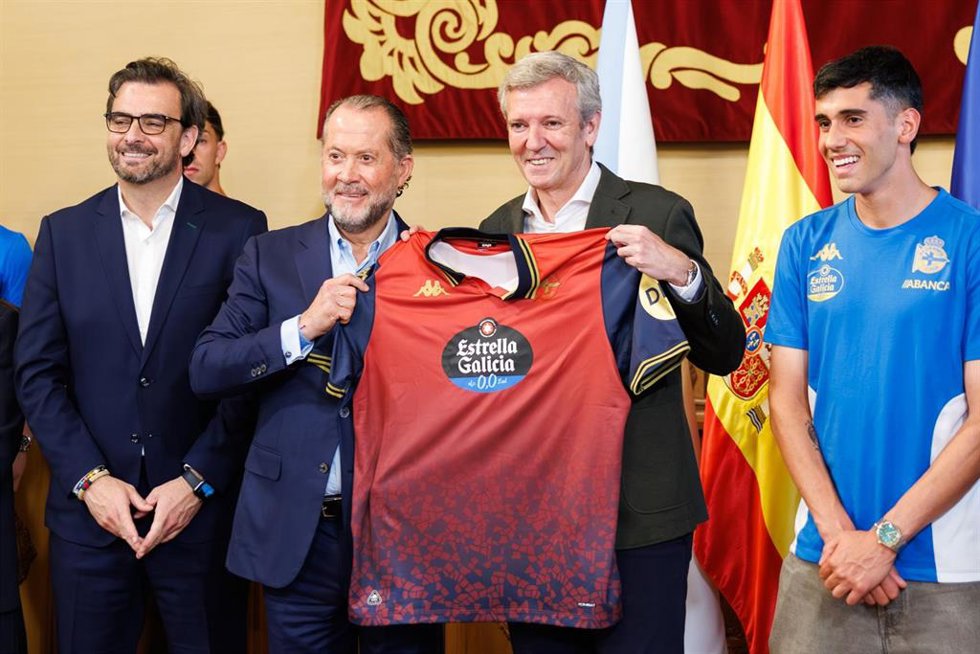 El presidente de la Xunta, Alfonso Rueda, acompañado del conselleiro de Presidencia, Xustiza e Deportes, Diego Calvo, recibe al RC Deportivo tras su ascenso a Primera División. Pazo de Raxoi