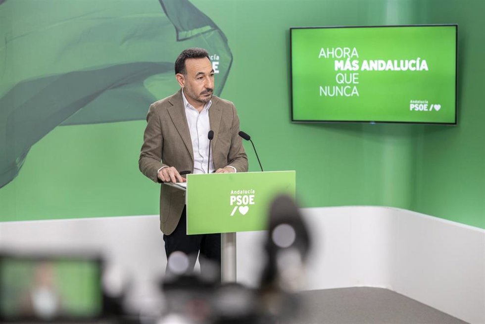 El secretario de Comunicación del PSOE-A, Fernando López Gil, en rueda de prensa.