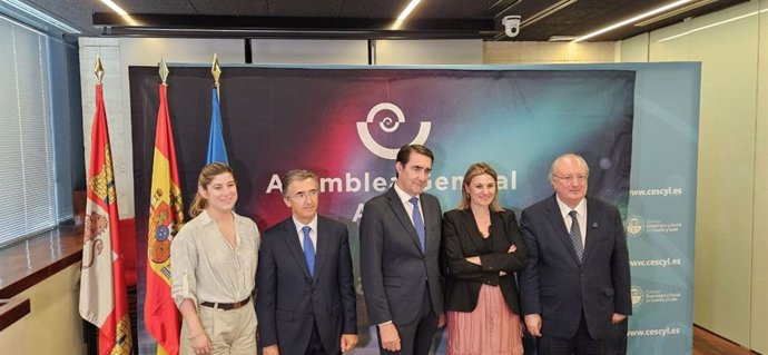 El consejero en funciones de Vivienda, Juan Carlos Suárez-Quiñones (centro);  María Teresa Verdú, directora general de Agenda Urbana; Estíbaliz González de la Serna, presidenta AEICE; y Enrique Cabero, presidente del CESCyL