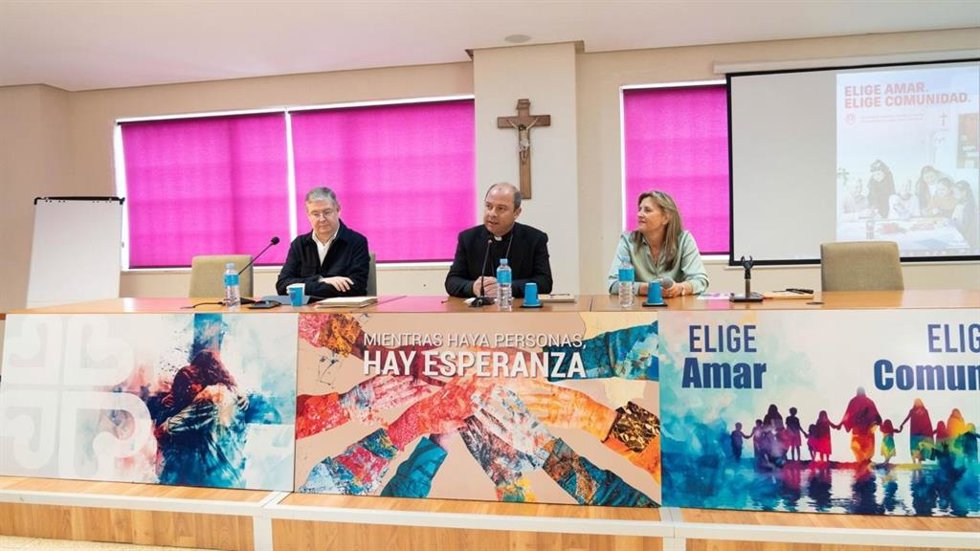 El obispo nivariense, Eloy Alberto Santiago, acompañado del director de Cáritas en Tenerife, Juan Rognoni y la  nueva subdirectora de la entidad, Olga Hernández, en la presentación de la Memoria Institucional Cáritas 2025