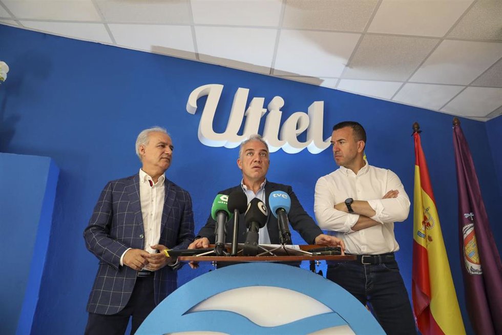 El vicesecretario de Política Autonómica y Municipal y Análisis Electoral del PP, Elías Bendodo, visita Utiel (Valencia)