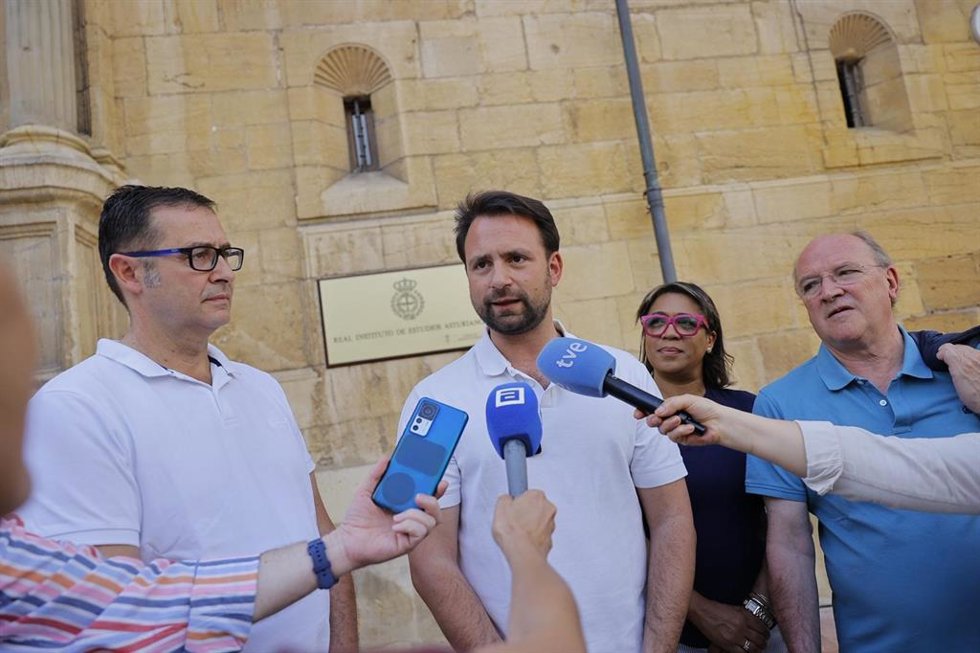 Atención a medios del presidente del PP de Asturias, Álvaro Queipo, este martes en Oviedo.