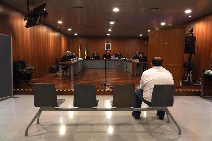 El cura acusado presuntamente de abusar de varias mujeres en el banquillo de los acusados, durante la celebración del juicio.