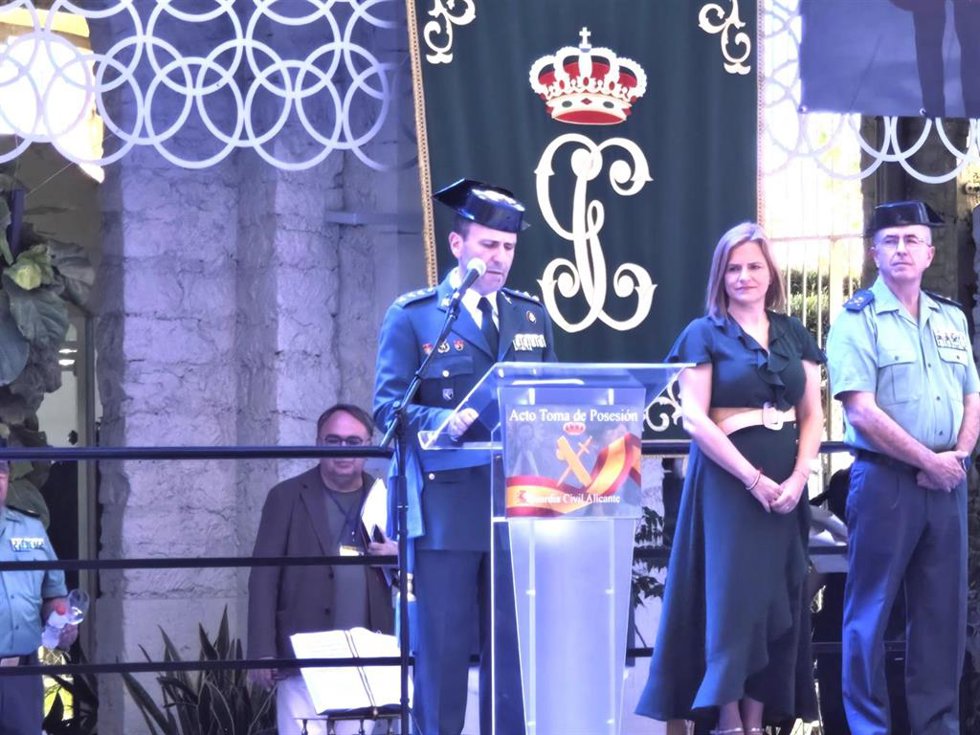 Toma de posesión de Francisco Poyato (c) como jefe de la Comandancia de la Guardia Civil de Alicante