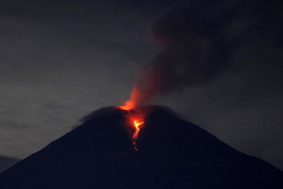 Archivo - Volcán Monte Semeru, volcán situado en Java.