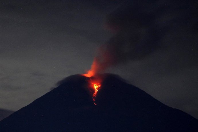 Archivo - Volcán Monte Semeru, volcán situado en Java.