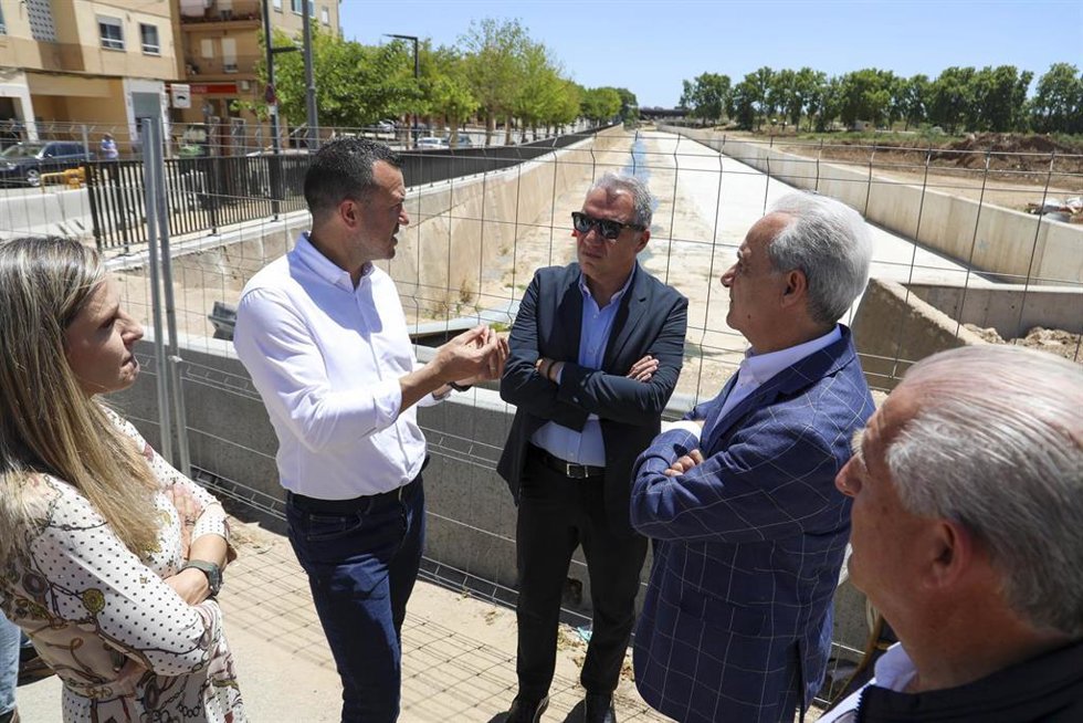 El vicesecretario de Política Autonómica y Municipal y Análisis Electoral del PP, Elías Bendodo, visita Utiel (Valencia)