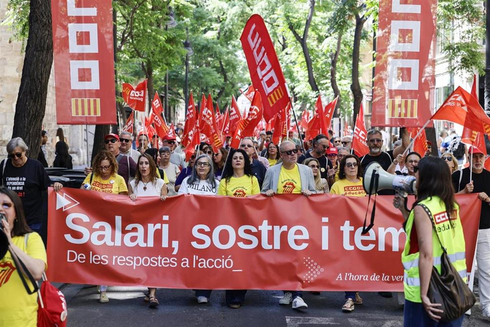El secretario general de Comisiones Obreras, Unai Sordo, y la secretaria general de CCOO PV, Ana García Alcolea, en la marcha dentro de la jornada sindical 'Salario, techo y tiempo', a 26 de mayo de 2026, en Valencia, Comunidad Valenciana (España).