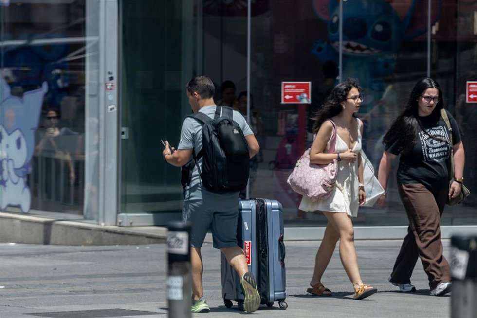 Archivo - Turistas con maletas, a 1 de julio de 2025, en Madrid (España).
