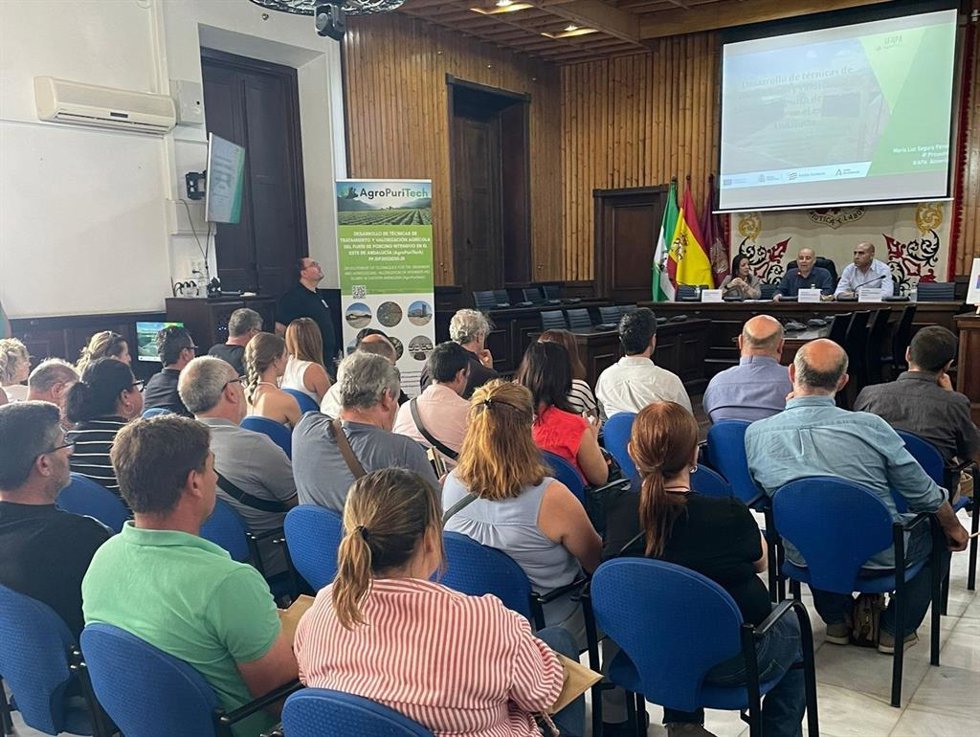 Asistentes a la jornada técnica del Ifapa sobre el potencial fertilizante del purín de cerdo, celebrada en Huércal-Overa (Almería).