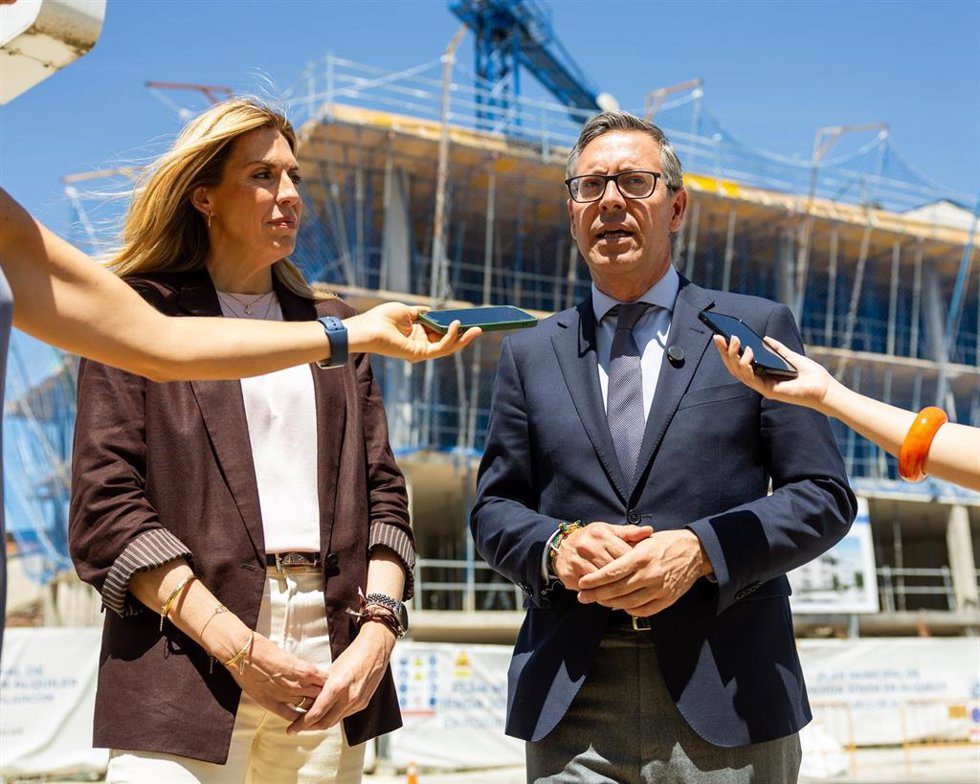 El sceretario del PP de Madrid, Alfonso Serrano, durante una visita a  obras de viviendas municipales de alquiler para jóvenes en Pozuelo de Alarcón.