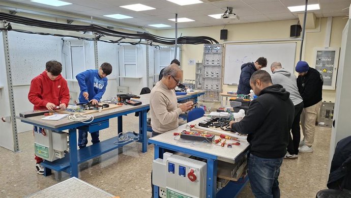 Cualificación de profesionales para el empleo en el centro de formación de Femeval en Alaquas (Valencia).