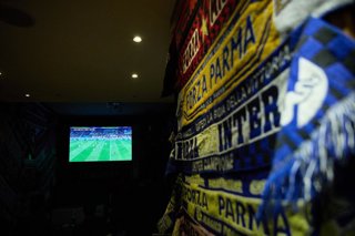Archivo - Pantallas de televisión en el Soccer Bar durante el partido de futbol