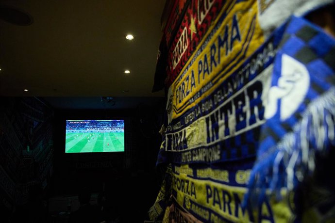 Archivo - Pantallas de televisión en el Soccer Bar durante el partido de futbol